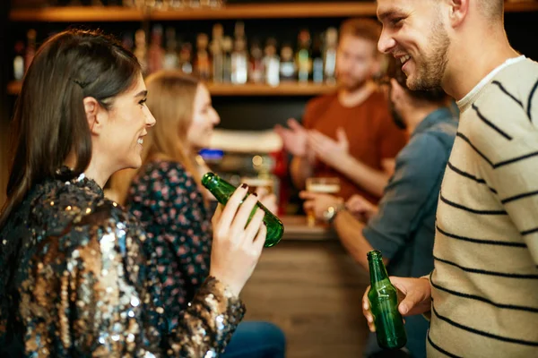 Grupo Amigos Bebendo Cerveja Conversando Divertindo Pub Noite Fora — Fotografia de Stock