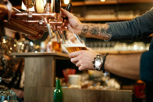 Tätowierter Kaukasischer Barmann Der Bier Einschenkt Während Der Kneipe Steht — Stockfoto