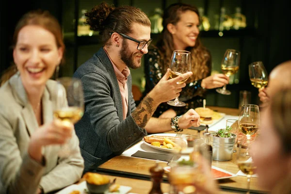 Grupo Melhores Amigos Sentados Restaurante Jantar Beber Vinho Divertir — Fotografia de Stock