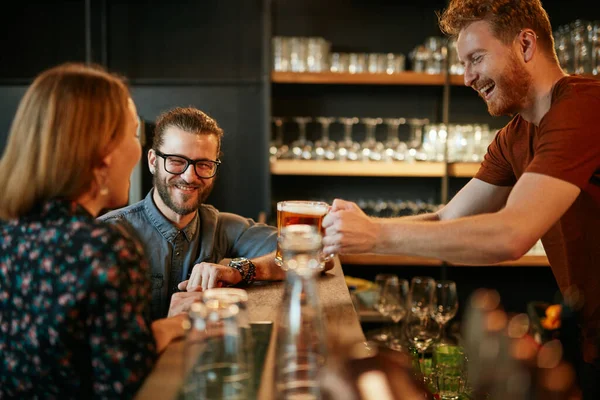 Barman Die Bier Serveert Aan Klanten Pub Interieur — Stockfoto