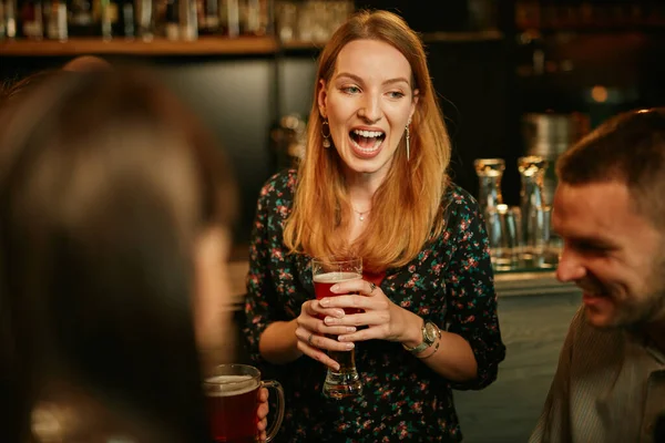 Vrienden Die Bier Drinken Kletsen Plezier Hebben Kroeg Avond Uit — Stockfoto