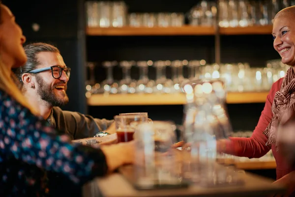 Barman Servíruje Pivo Zákazníkům Interiér Hospody — Stock fotografie