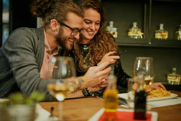 Joven Sosteniendo Teléfono Inteligente Mostrando Algo Divertido Amigo Parrilla Mientras —  Fotos de Stock