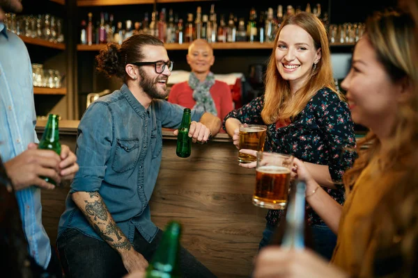 Grupo Amigos Bebendo Cerveja Conversando Divertindo Pub Noite Fora — Fotografia de Stock