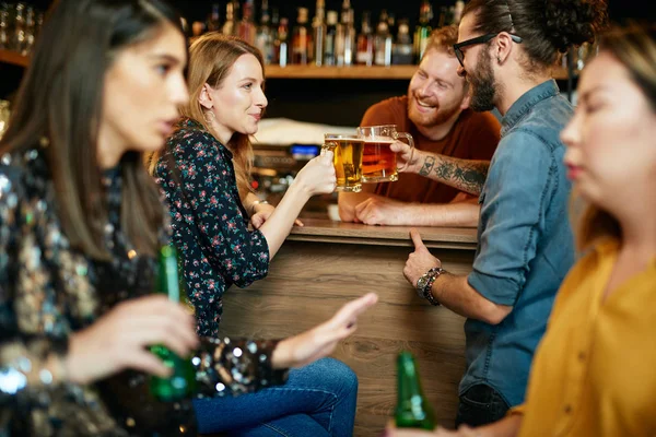Grupo Amigos Bebiendo Cerveza Charlando Divirtiéndose Pub Noche Fuera — Foto de Stock