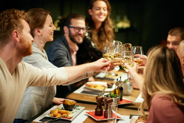 Melhores Amigos Sentados Restaurante Para Jantar Fazer Brinde Com Vinho — Fotografia de Stock