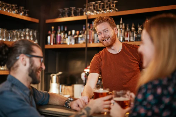 Fröhliche Freunde Lehnen Der Theke Trinken Bier Und Unterhalten Sich — Stockfoto