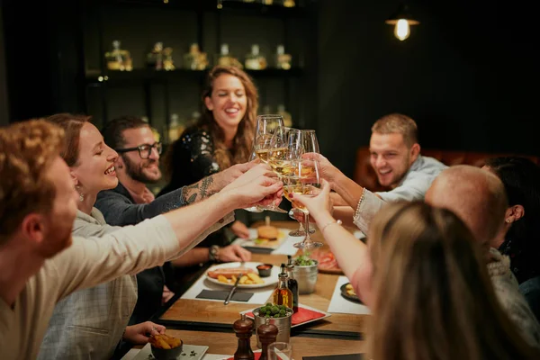 Beste Freunde Sitzen Zum Abendessen Restaurant Und Stoßen Mit Weißwein — Stockfoto