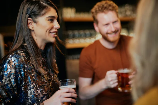 Vrienden Die Bier Drinken Kletsen Plezier Hebben Kroeg Avond Uit — Stockfoto