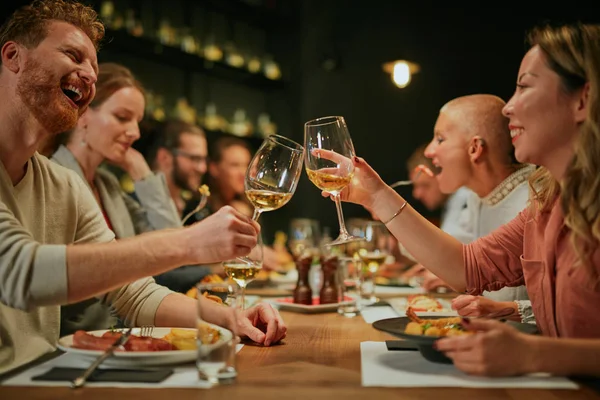 Nejlepší Přátelé Sedící Restauraci Večeři Pronášející Přípitek Bílým Vínem Stole — Stock fotografie