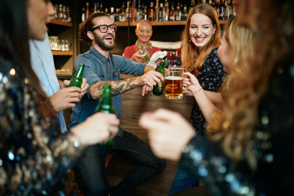 Skupina Přátel Pije Pivo Klábosí Baví Hospodě Noc — Stock fotografie