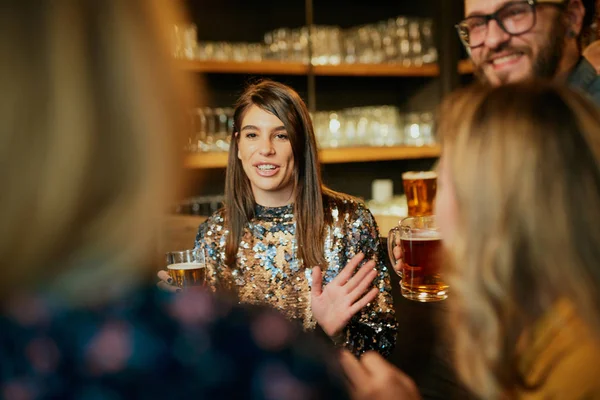 Groupe Amis Boire Bière Bavarder Passer Bon Temps Pub Sortie — Photo