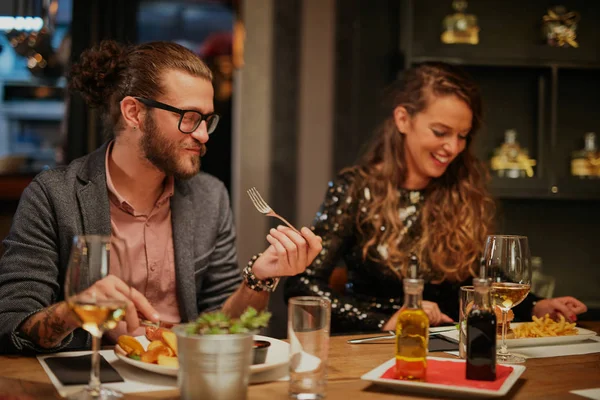 Groupe Amis Assis Dans Restaurant Dîner — Photo