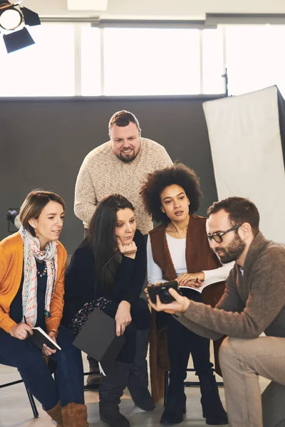 Grupo Multicultural Asistentes Escuchando Tutor Hablar Sobre Partes Cámara —  Fotos de Stock