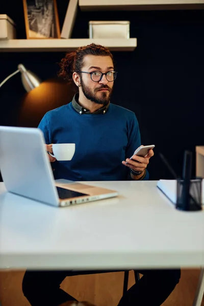 잘생긴 수염을 코카서스 검사기가 자신의 사무실에 미디어에서 메시지를 확인하고 커피를 — 스톡 사진