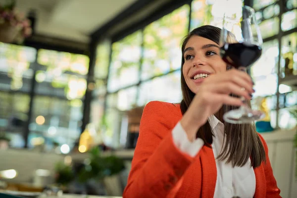 Hermosa Morena Caucásica Sonriente Vestida Elegante Sentada Restaurante Pausa Del —  Fotos de Stock