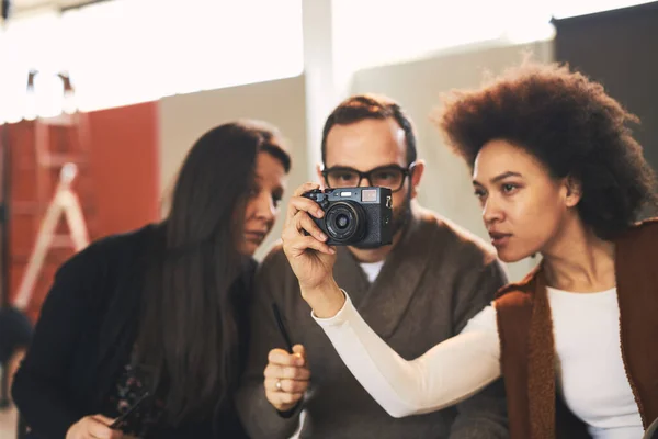 Grupo Multicultural Estudiantes Fotografía Sentados Estudio Mirando Cámara —  Fotos de Stock