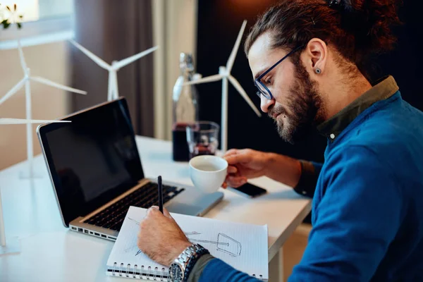 Joven Innovador Empleado Barbudo Dedicado Sentado Moderna Oficina Dibujando Bocetos — Foto de Stock