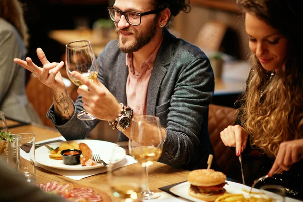 Hipster Sedí Svými Přáteli Restauraci Bistru Pije Víno Chatuje — Stock fotografie