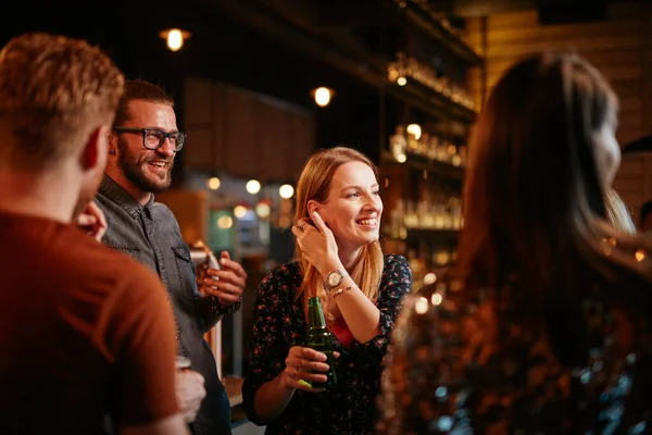 Groep Van Beste Vrienden Chatten Bier Drinken Feesten Pub — Stockfoto