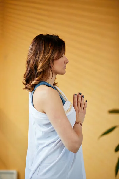 祈りの場で家に立って瞑想する中年のヨギ女の側面図 — ストック写真