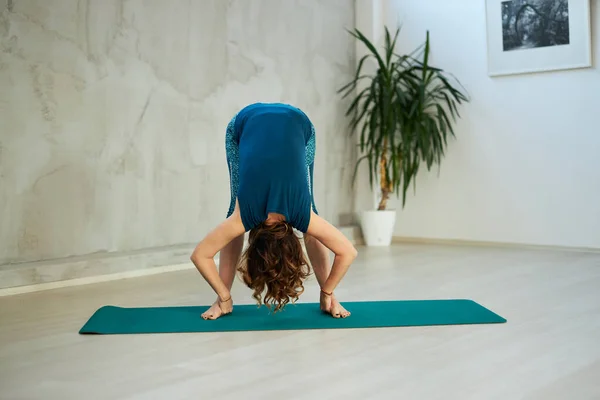 Atractiva Mujer Yogui Mediana Edad Forma Delgada Pie Alfombra Postura — Foto de Stock