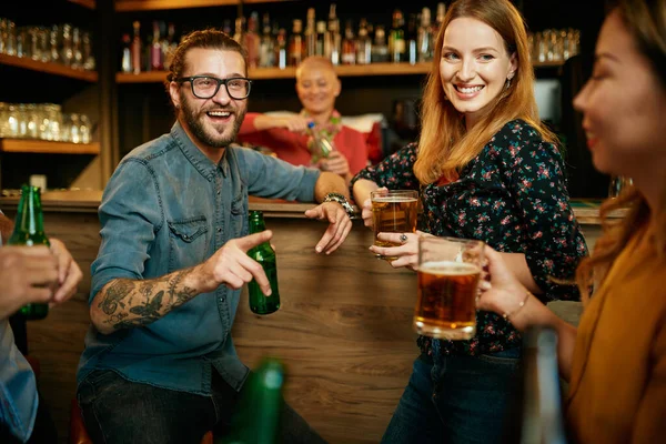 Grupo Amigos Bebendo Cerveja Conversando Tendo Arma Pub — Fotografia de Stock