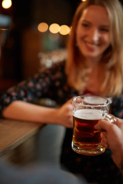 Close Van Man Met Een Pint Ambachtelijk Bier Terwijl Staan — Stockfoto