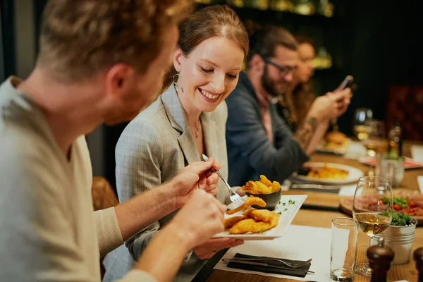 Young Couple Sitting Restaurant Sharing Food — Stock Photo, Image