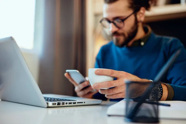 Joven Atractivo Hipster Caucásico Sentado Oficina Uso Teléfono Inteligente Beber —  Fotos de Stock