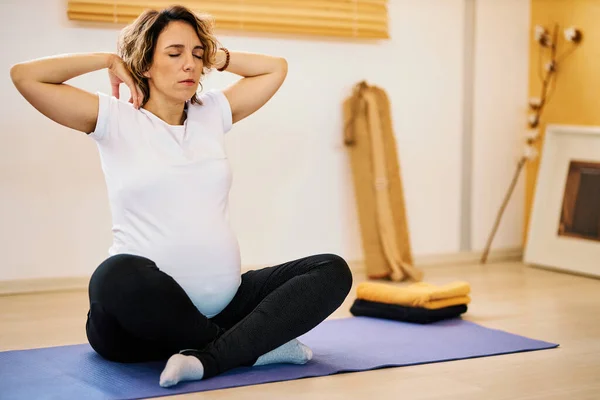 Těhotná Žena Středního Věku Sedí Ráno Rohoži Medituje Domácí Interiér — Stock fotografie