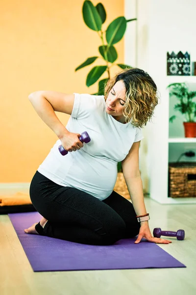 Těhotná Žena Středního Věku Krčí Zvedá Činky Dělá Doma Fitness — Stock fotografie