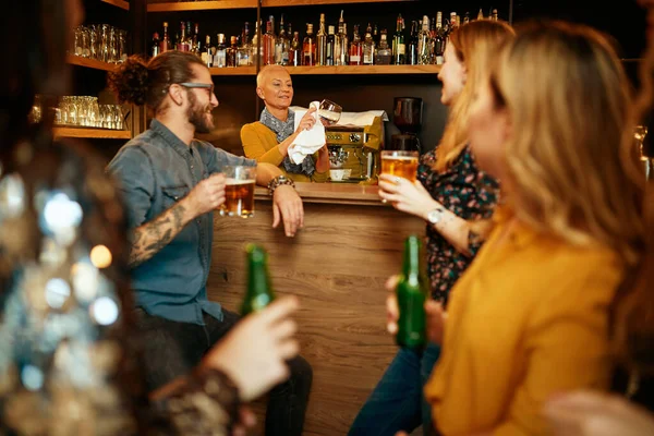 Gruppo Migliori Amici Bar Che Chiacchierano Bevono Birra Concetto Vita — Foto Stock