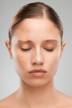 Güzel kadın yüzünde pudrayla poz veriyor..
