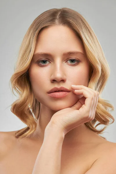 Volto Meschino Donna Bionda Senza Trucco — Foto Stock