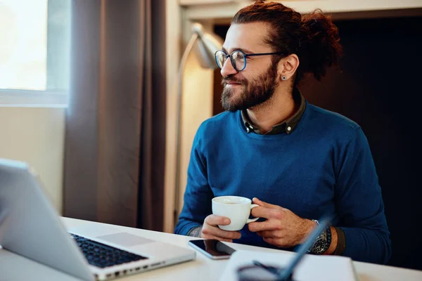 Unga Leende Attraktiv Frilansare Sitter Sitt Kontor Och Tar Kaffepaus — Stockfoto