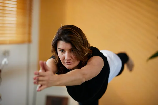 Mujer Yogui Caucásica Mediana Edad Pie Pose Yoga Guerrero Casa — Foto de Stock