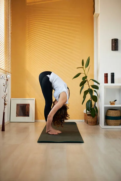 Vista Lateral Atractiva Mujer Yogui Pose Yoga Alfombra Muñeca Interior — Foto de Stock