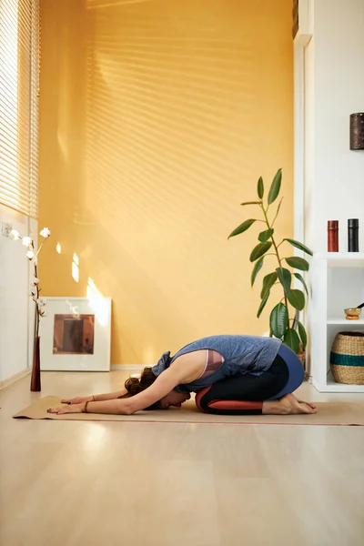 Mediana Edad Ajuste Yogui Morena Pose Yoga Infantil Interior Del — Foto de Stock