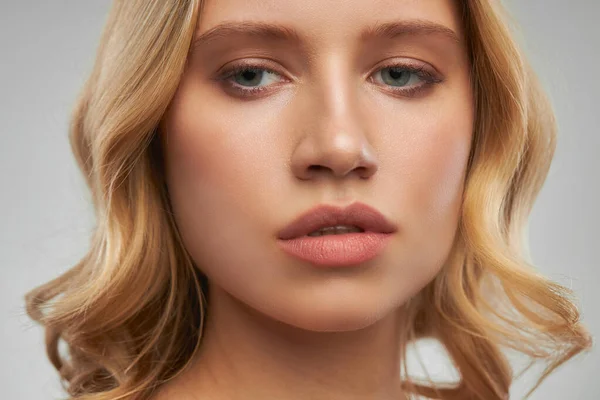 Vackert Ansikte Ung Attraktiv Blond Med Naken Makeup — Stockfoto