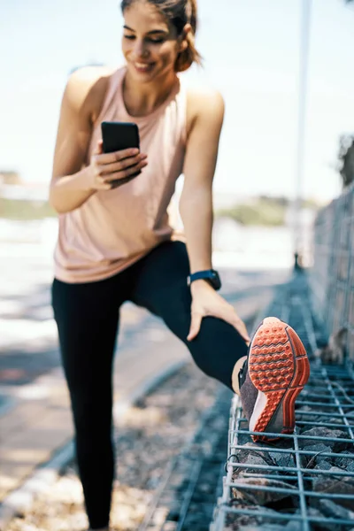 Atractiva Atleta Caucásica Forma Estirar Pierna Aire Libre Leer Mensaje — Foto de Stock