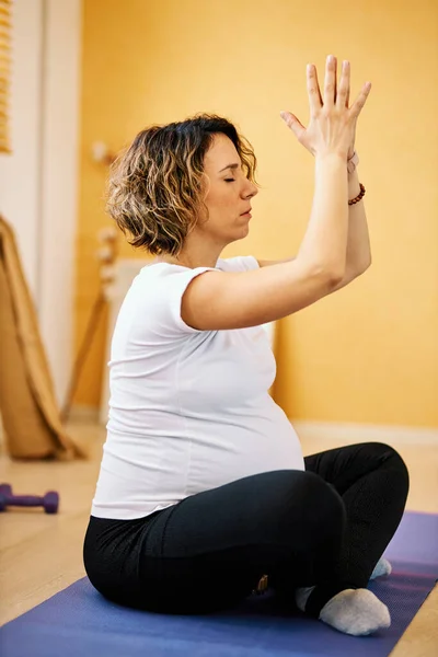 中年ヨギ妊婦座位とヨガの練習 — ストック写真