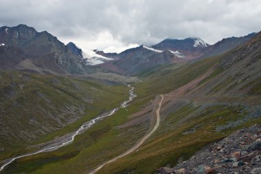 Yokuş aşağı belgili tanımlık geçmek vadiye yol