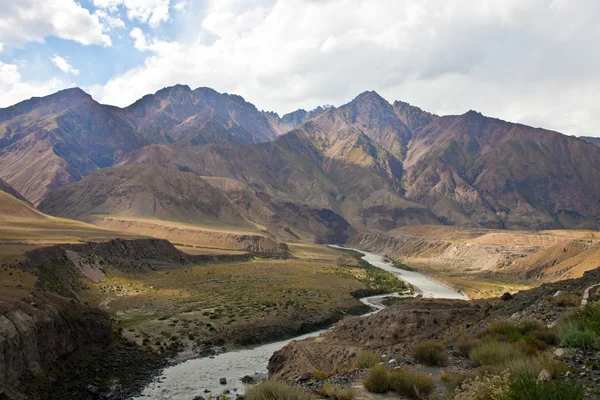 Dağ ve taşkın yatağının Nehri Vadisi görünümünü — Stok fotoğraf