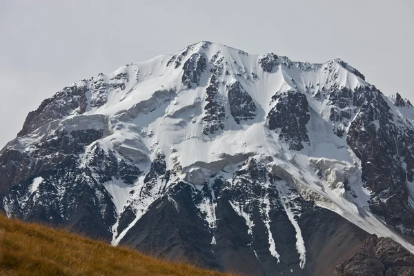 Skalnatý svah vrcholky hor, ledovců, sněhová pole — Stock fotografie