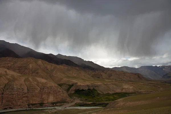 Nuvens de tempestade e nuvens de chuva sobre as montanhas, Tien-Shan , — Fotografia de Stock