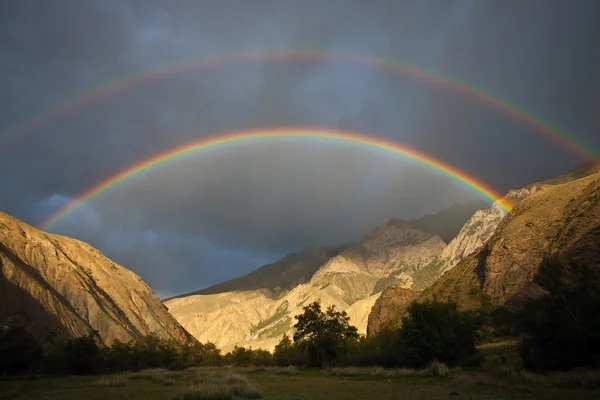 Doppio arcobaleno durante la pioggia in montagna, Tien-Shan — Foto Stock