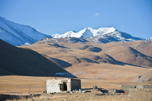 Cabaña de pastor en los pastos de montaña en el Tien Shan , — Foto de Stock