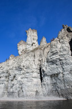 Sibirya Tayga nehir kayalık kıyıları