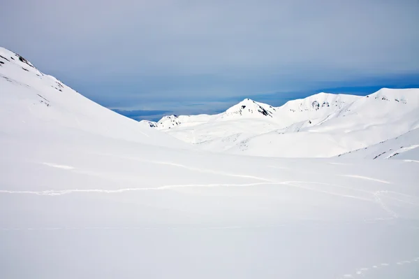 Bir kar yağışı ve ayı yollar sonra dağ silsilesi — Stok fotoğraf